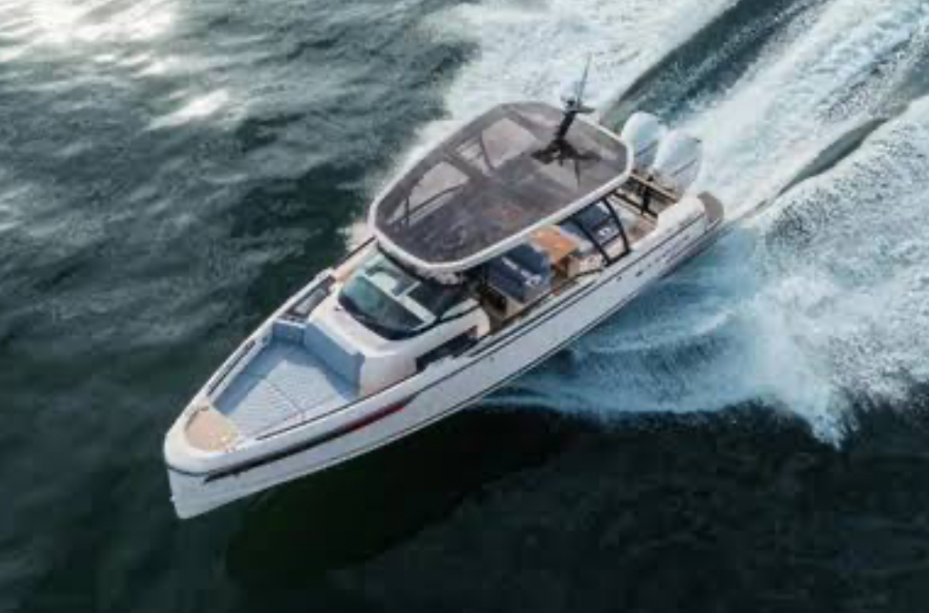 Luxury cruiser boat